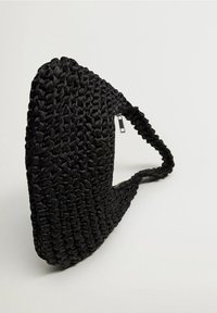Sac noir tressé avec une surface texturée et une forme triangulaire élégante. Il possède une fermeture zippée et une sangle tressée mince.