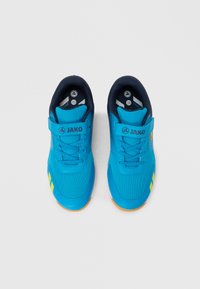 Μπλε αθλητικά παπούτσια με υφασμάτινο επάνω μέρος, στρογγυλή μύτη, πορτοκαλί λαστιχένια σόλα και κίτρινες ρίγες ως διακοσμητικά στοιχεία. Διαθέτουν λουράκι με βέλκρο και κορδόνια.