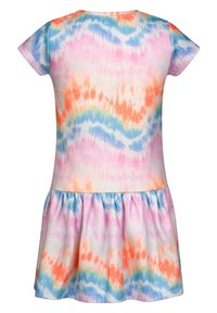 Tie-dye šaty s krátkými rukávy, kulatým výstřihem a nařasenou sukní. Barvy zahrnují růžovou, oranžovou, modrou a světle zelenou v vlnkovaném vzoru.