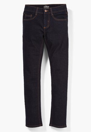 Donkerblauwe denim jeans met oranje stiksels, voorzakken, lussen voor een riem en een knoopsluiting met het merk "s.Oliver Authentic Denim".