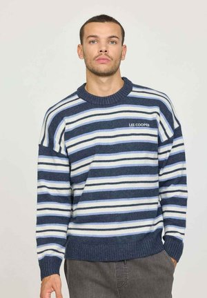 Pull bleu marine et blanc à rayures avec col rond côtelé, comportant un logo Lee Cooper blanc au-dessus de la zone de la poitrine gauche.