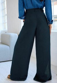 Next WIDE PETITE - Auduma bikses - navy blue