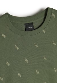 Ciemnozielona bawełniana bluza z okrągłym dekoltem, żebrowanym kołnierzem i printem w jasnym zielonym kolorze na całej powierzchni, o miękkiej, gładkiej fakturze.