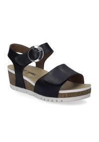 Schwarze Leder-Sandalen mit einem Kork-Blocksabsatz, ausgestattet mit einer silbernen runden Schnalle und zwei breiten Riemen. Texturiertes Fußbett für besseren Grip.