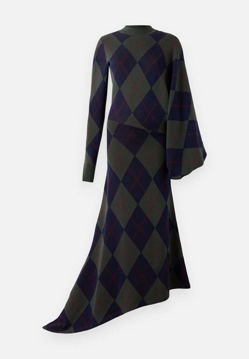Gebreide jurk met een ronde halslijn, lange mouwen, ruitpatroon in donker groen, marineblauw en rood, met een vloeiende asymmetrische zoom.