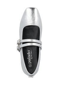 Zapato plano plateado con punta cuadrada, dos correas estrechas en el empeine y un acabado texturizado. El interior presenta forro negro y marca.