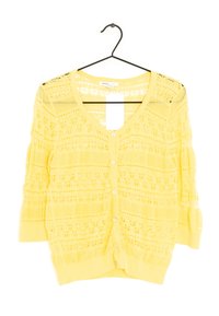 Cardigan jaune en dentelle tricotée avec un col en V, des manches trois-quarts et une fermeture à boutons. Présente des motifs de points ouverts et des ourlets côtelés.
