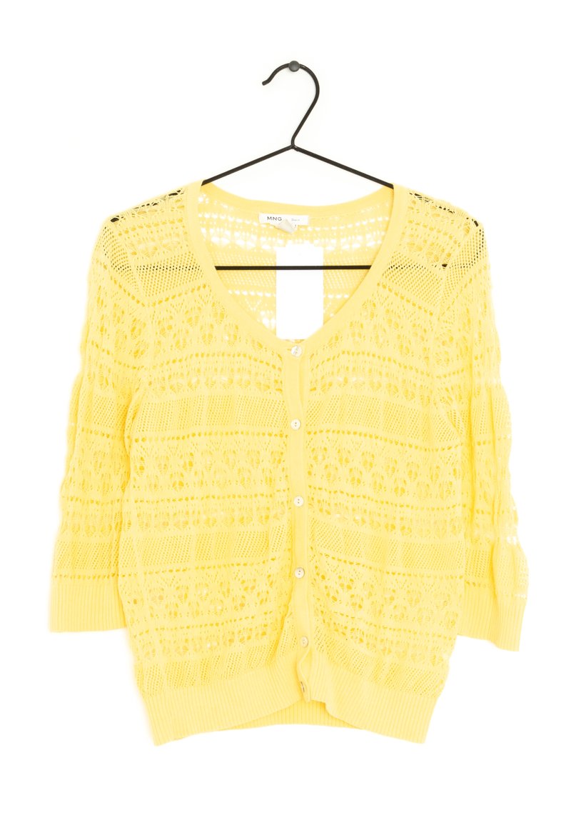 Cardigan jaune en dentelle tricotée avec un col en V, des manches trois-quarts et une fermeture à boutons. Présente des motifs de points ouverts et des ourlets côtelés.