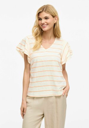 Camiseta crema con escote en forma de V y mangas cortas con volantes, que presenta rayas horizontales en color naranja. Tejido suave con un corte relajado. Combinada con pantalones beige claros.