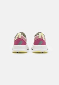 Scarpe da ginnastica rosa e bianche con una texture liscia, caratterizzate da un accento triangolare grigio e una suola gialla, che mostrano un design minimalista.