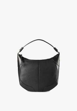 Bolso de mano de cuero negro con acabado texturizado, forma curva y correa ajustable. Cuenta con detalles de costuras y cierre con cremallera.