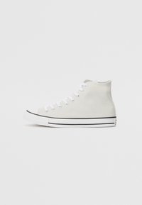 Hochschuh sneaker aus off-white Canvas mit weißen Schnürsenkeln, schwarzem Streifen an der Sohle und Gummizug. Schlichtes Design ohne sichtbare Logos.