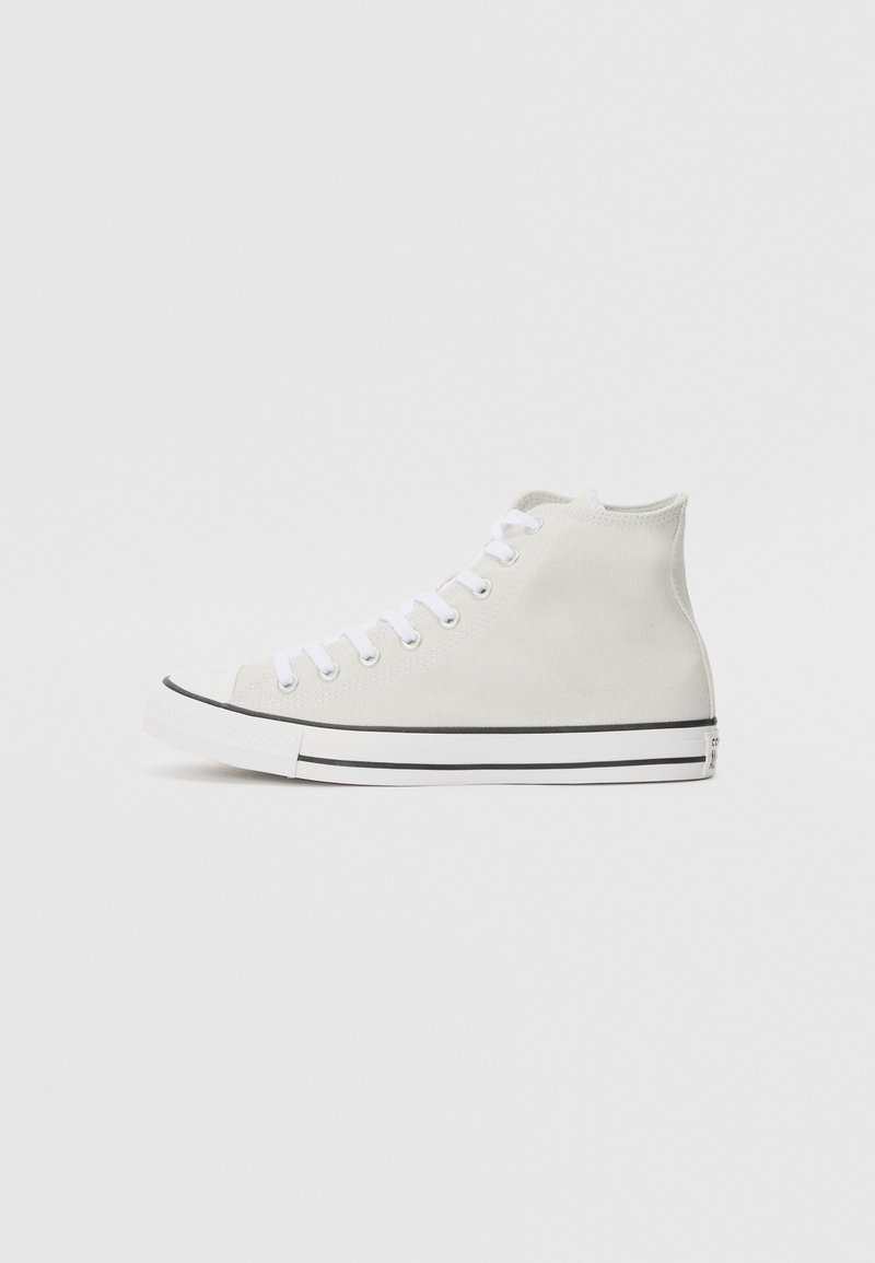 Hochschuh sneaker aus off-white Canvas mit weißen Schnürsenkeln, schwarzem Streifen an der Sohle und Gummizug. Schlichtes Design ohne sichtbare Logos.