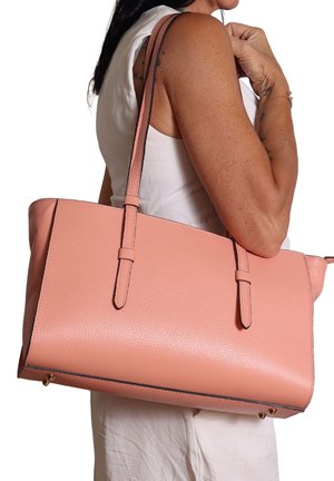 Roze leren tote bag met dubbele banden, rechthoekige vorm, textuur op het oppervlak, en contrasterende afwerking. Bevat gouden hardware aan de onderkant.