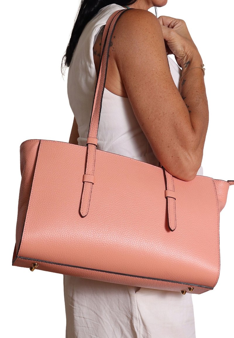Borsa a tote in pelle rosa con doppie spalline, forma rettangolare, superficie testurizzata e bordo a contrasto. Presenta hardware dorato alla base.