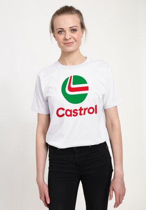 Bílý tričko s zeleno-červeným kruhovým logem, které obsahuje stylizované bílé písmeno uvnitř a "Castrol" v tučném červeném písmu.