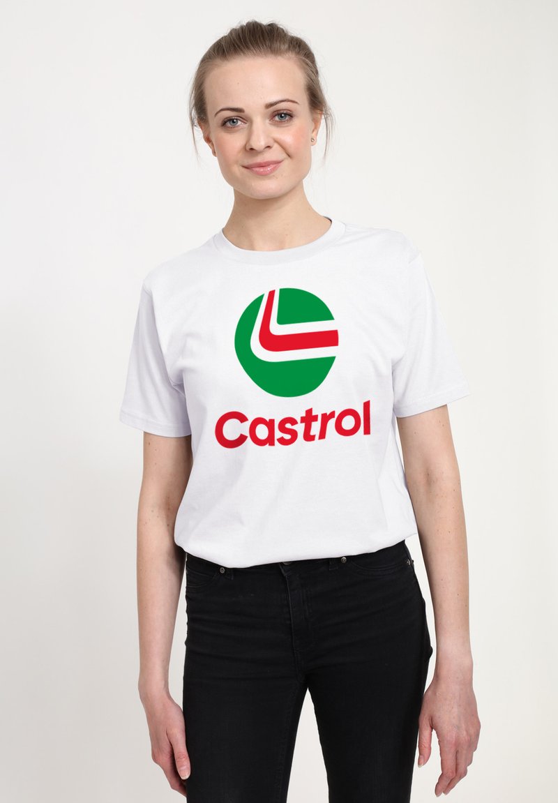 Weißes T-Shirt mit einem grünen und roten, kreisförmigen Logo, das einen stilisierten weißen Buchstaben enthält, und "Castrol" in fettem roten Text.