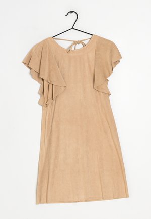 Vestido de color bronce con mangas cortas y en capas que presenta un diseño texturizado. Cuello redondo y cierre con lazo en la parte posterior. Tejido suave y suave.