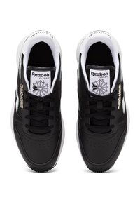 Czarno-białe sneakersy Reebok Classic z gładką skórzaną cholewką, sznurowaniem, perforowanymi detalami oraz kontrastującą gumową podeszwą.