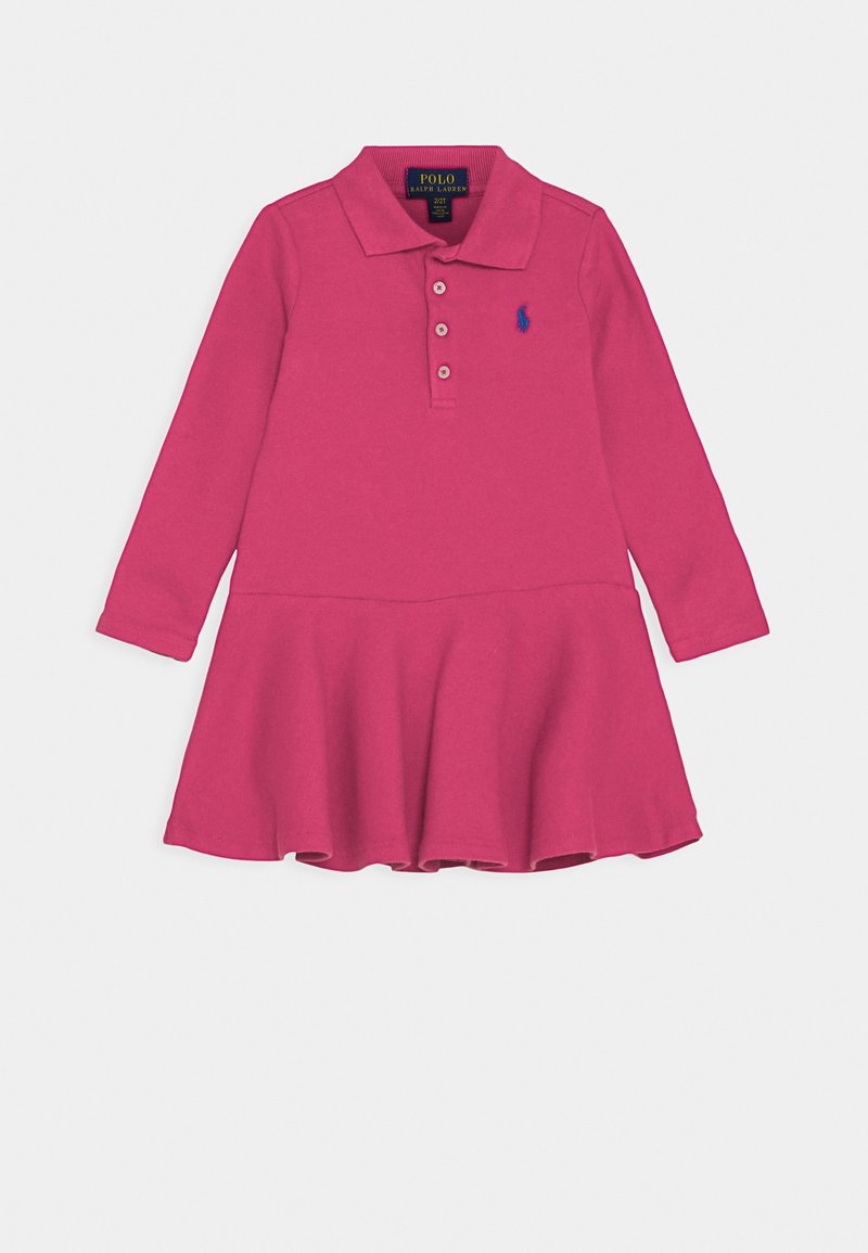 Robe polo longue à manches roses avec un col, un plastron à trois boutons, et une jupe évasée. Présente un petit logo brodé sur la poitrine.