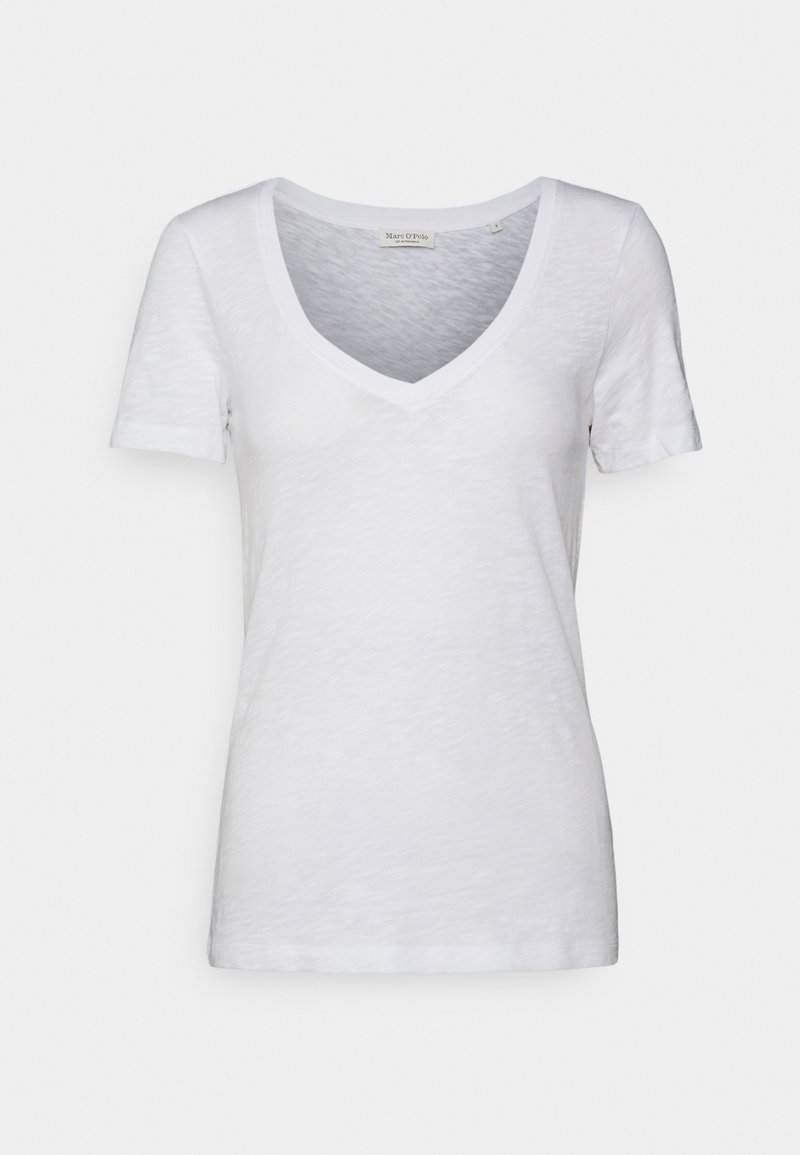 Camiseta blanca de manga corta y escote en V, confeccionada en una tela ligera con una textura sutil. Presenta una etiqueta cosida en el escote.