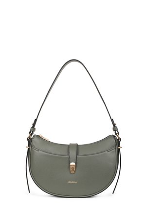 Borsa a mano in pelle verde scuro con forma curvata, chiusura a patta, dettagli in metallo dorato e tracolla regolabile. Superficie con dettaglio strutturato.