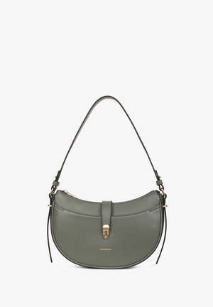 Sac à main en cuir vert foncé avec une forme arrondie, fermeture à rabat, accents en métal doré et bandoulière ajustable. Détail de surface texturé.