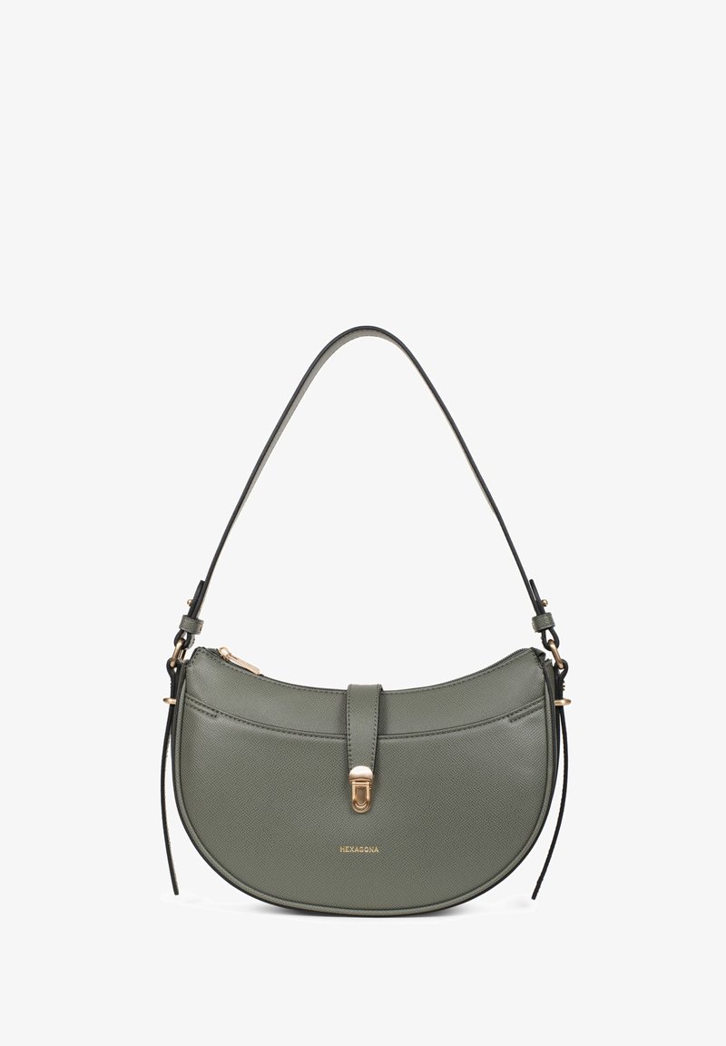 Ciemnozielona skórzana torebka o zaokrąglonym kształcie, z klapką, złotymi akcentami i regulowanym paskiem. Teksturowana powierzchnia.