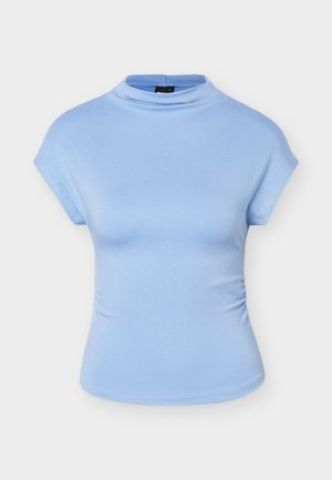 Bluză albastru deschis, cu mâneci scurte și croială ajustată, guler scurt și detalii subtile cu încrețituri laterale, prezentată pe un fundal alb simplu.