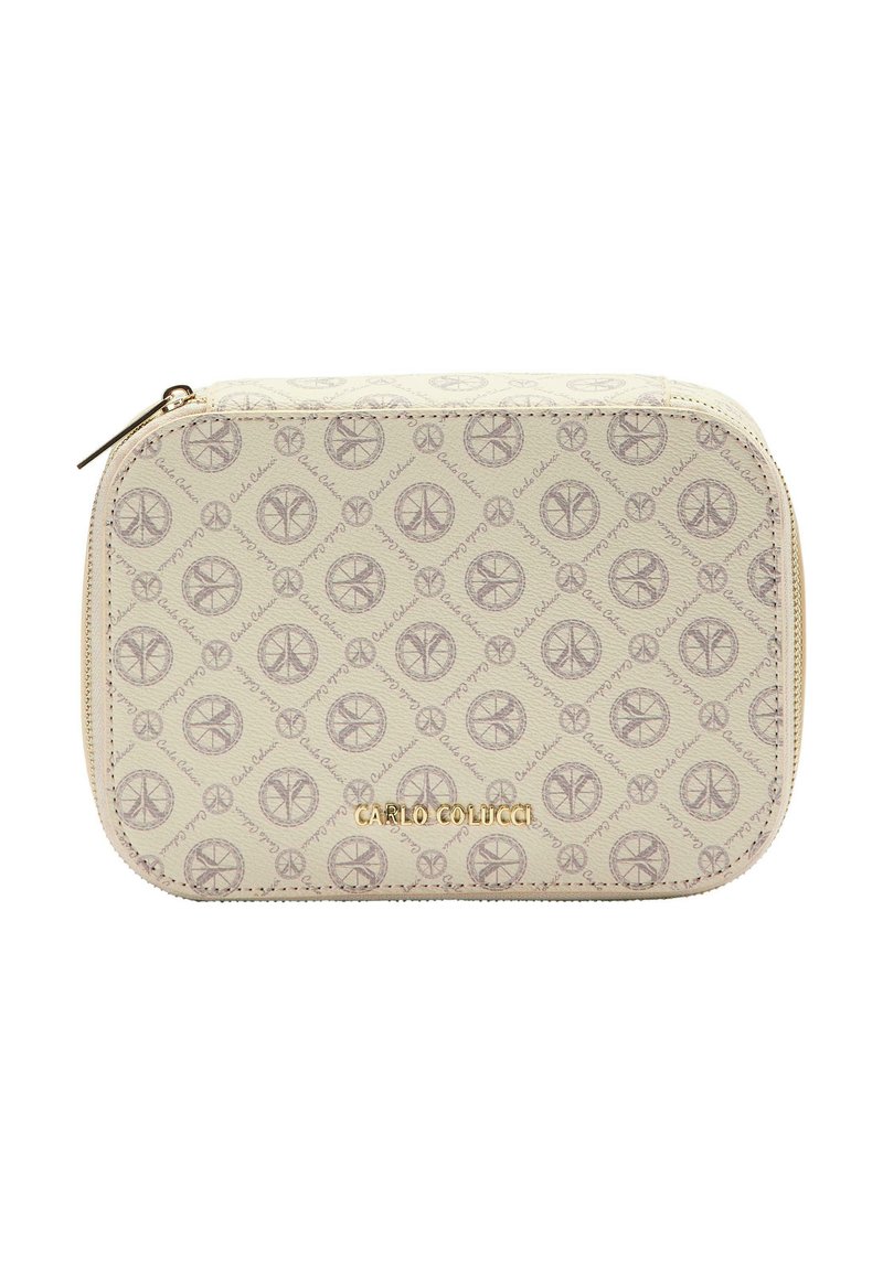 Beige kosmetikpung med lynlås, der har et gentaget peace-tegn-mønster og teksten "Carlo Colucci" i guldskrift. Blød tekstur.