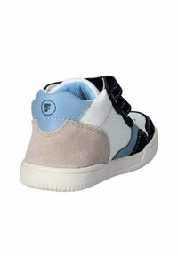 Sneaker alta che presenta un mix di materiali sintetici in blu navy, bianco e azzurro chiaro con un accento in suede, una striscia in velcro e una suola in gomma testurizzata.