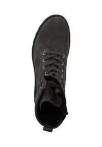 Stivaletto alla caviglia in suede grigio scuro con chiusura frontale con lacci, punta tonda e morbida fodera interna. Presenta una tomaia texturizzata e una robusta suola in gomma.