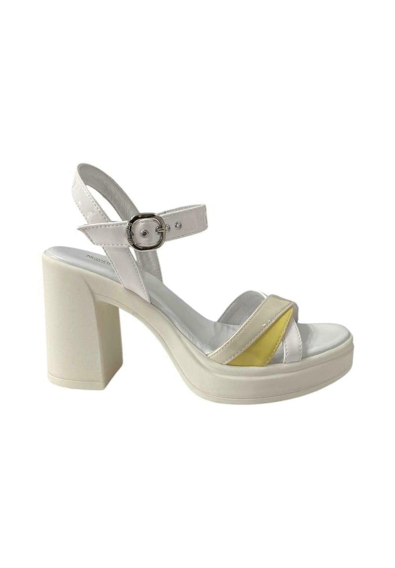 Sandalo bianco con tacco, dotato di cinturino con fibbia, suola platform e dettagli colorati giallo e bianco sulla parte superiore. Texture liscia e lucida.