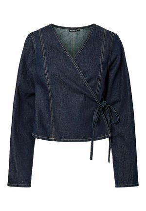 Haut cache-cœur en denim bleu foncé avec manches longues, col en V et surpiqûres jaunes contrastantes. Comprend un détail noué à la taille.