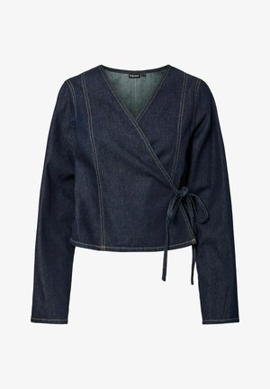 Haut cache-cœur en denim bleu foncé avec manches longues, col en V et surpiqûres jaunes contrastantes. Comprend un détail noué à la taille.