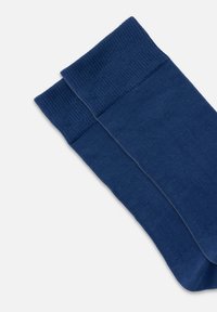 Dunkelblaue Baumwollsocken mit glatter Textur, gerippten Bündchen und schlichtem Design. Zwei Paar werden zusammen präsentiert.