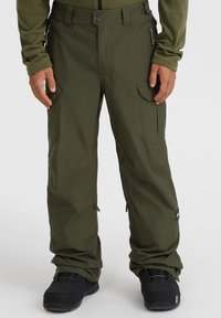 Olivgrüne Schneehose mit Cargo-Taschen und Reißverschlüssen. Verfügt über einen verstellbaren Bund und verstärkte Bündchen. Das Material scheint wasserdicht zu sein.