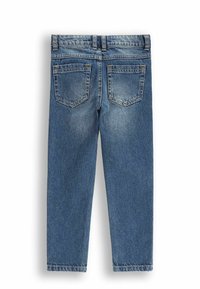 Jeans ze średnim niebieskim odcieniem, o prostym kroju nogawki, widocznym przeszyciu i dwóch tylnej kieszeniach. Miękka tekstura, standardowy pas.