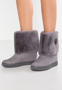 Guess Kotníkové boty na klínu - light grey