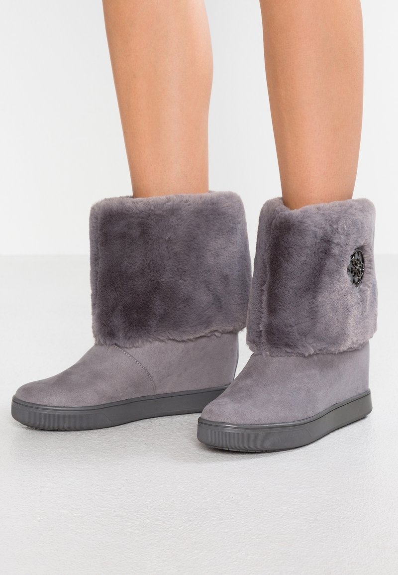 Guess Kotníkové boty na klínu - light grey