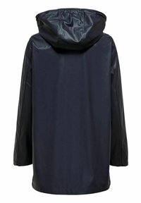 Veste imperméable bleu marine avec capuche, manches longues, coupe ample et texture lisse et brillante. Aucune fermeture ou ornement visible.