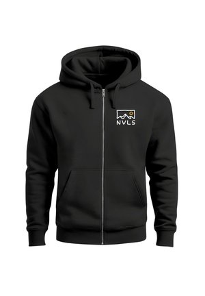 Schwarze Zip-Hoodie aus weichem Material mit einer vorderen Kängurutasche und einem Logo auf der linken Brust, das Berg- und Sonnengrafiken zeigt.