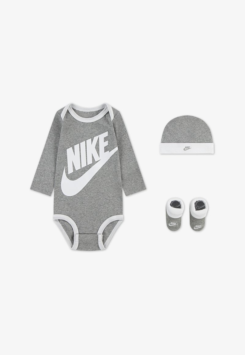 Szürke pamut baba rugdalózó hosszú ujjakkal, fehér díszítéssel, nagy fehér "NIKE" logóval, hozzáillő sapkával és cipőcskékkel.