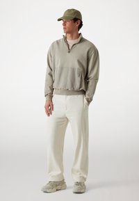 Guess STRETCH COL CAMIONNEUR - Sudadera - grau