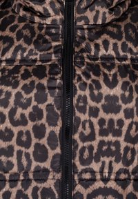 Priedušná vesta s hnedo-čiernym leopardím vzorom, s predným zipsom a kapucňou, vyrobená z hladkej, lesklej látky.