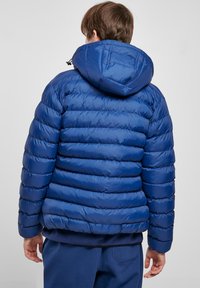 Blå puffjacka med horisontell quiltdesign, huva och elastiska muddar. Slätt, glänsande material med en kompakt passform och upphöjd krage.