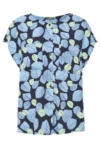 Blusa leggera a maniche corte con motivo di foglie blu e verdi, davanti con bottoni, fondo blu navy con forme e texture di foglie variabili.