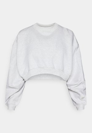 Sivý krátky sveter vyrobený z mäkkej tkaniny, s okrúhlym výstrihom, spadnutými ramenami a rebrovanými manžetami. Bez viditeľných vzorov alebo loga.