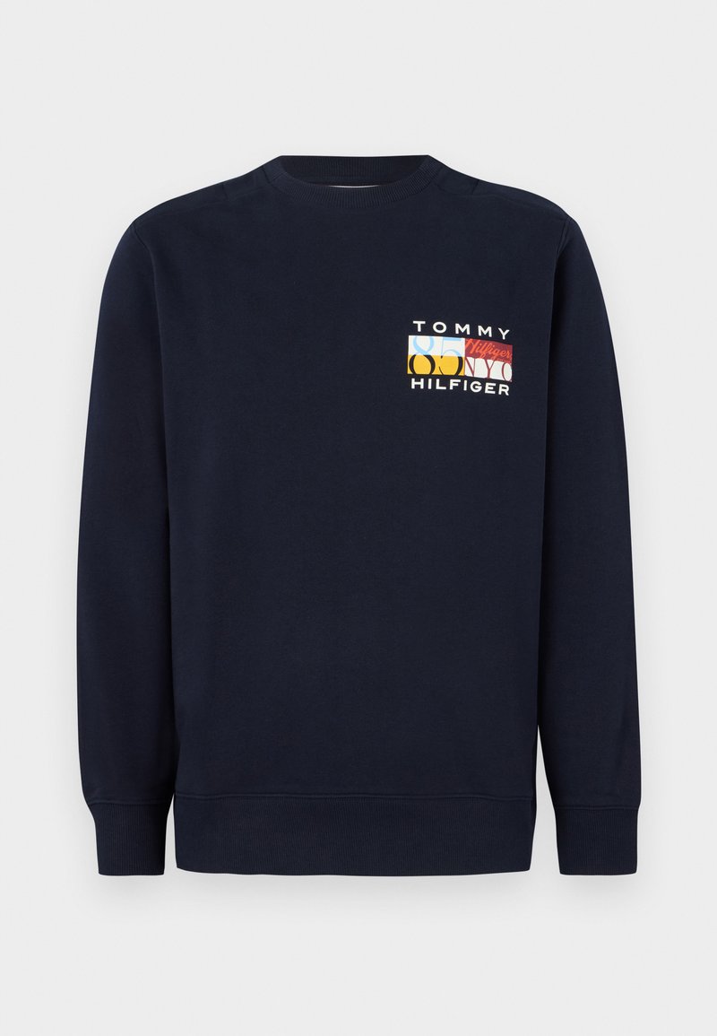 Felpa blu navy con maniche lunghe e collo rotondo, con un logo grafico multicolore sul petto. Realizzata in un materiale misto cotone.