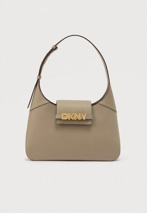 Bež torba za rame sa strukturiranim oblikom, koja ima zlatni DKNY logo, glatku teksturu i jedan podesivi remen.